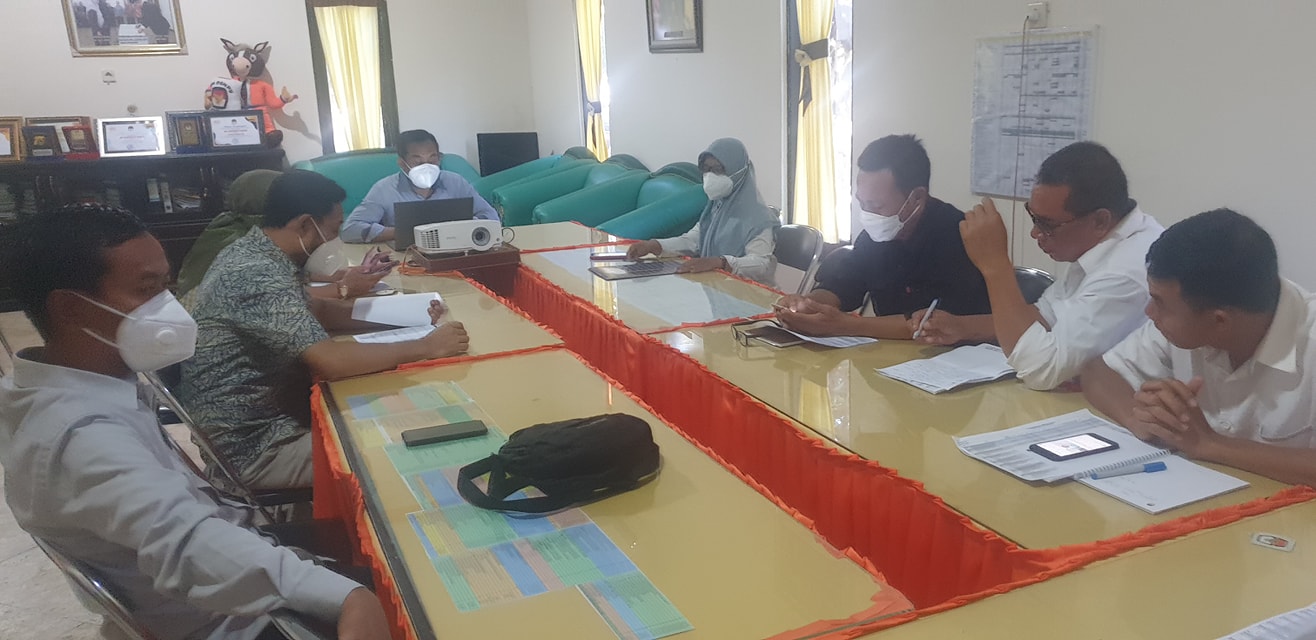 Kamis, (20/05/2021) Ketua KPU Kabupaten Dompu memimpin rapat pleno rutin mingguan